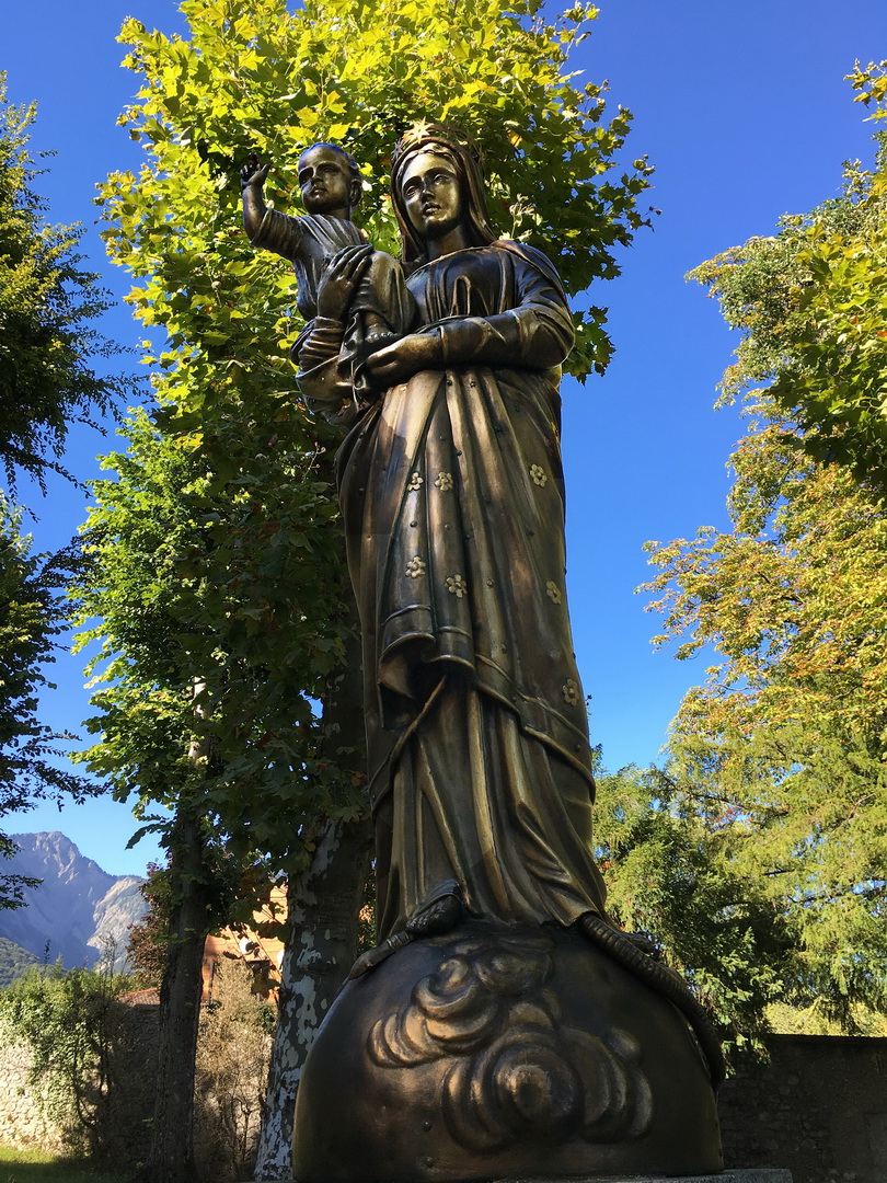 Notre Dame de France dans le parc de la mairie